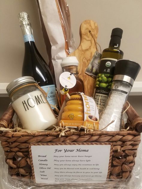 Welcome Home Basket, Gift Ideas Creative, Traditional Housewarming Gifts, Housewarming Basket, Practical Housewarming Gifts, Creative Gift Baskets, Gift For Guys, Homemade Gift Baskets, Housewarming Gift Ideas