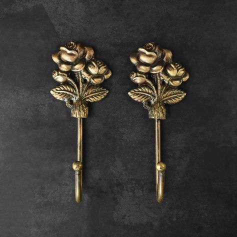 This flower shaped antique brass plated cast iron coat and wall hook is a beautiful addition to your living room and bedroom. This rose shaped wall hook is best to hang your keys, robes, scarves or other essentials and keep your space organised. The price listed is for 1 piece. Dimensions : Height: 7"(17.7cm)Width : 4.5"(11.4cm) Unique Towel Hooks, Kiss From A Rose, Apartment Tips, Bent Creek, Flower Coat, Dream Bedroom Inspiration, Vintage Coat Rack, Vintage Hooks, Gold Hooks