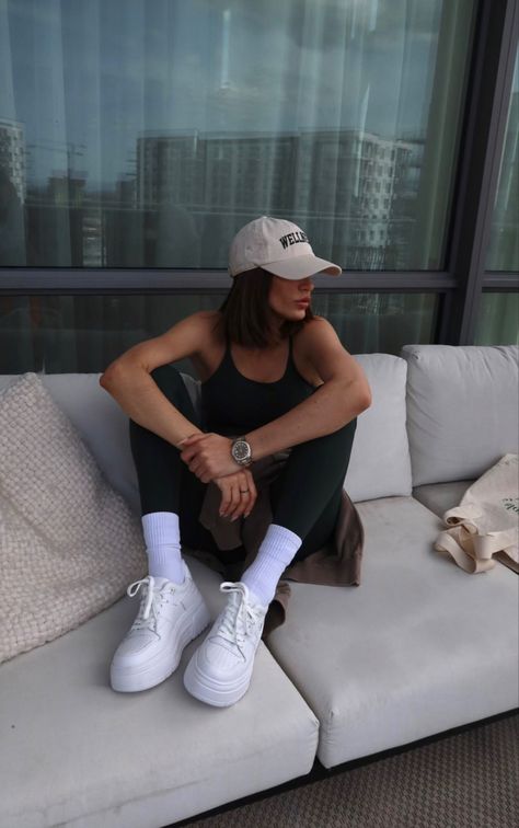 Gray Baseball Cap Outfit, Cap Outfits For Women Summer, Ball Cap Outfits, Cap Outfits For Women, Baseball Cap Outfit, Androgynous Outfits, Travel Stamp, Cap Outfit, Minimalist Fashion Women