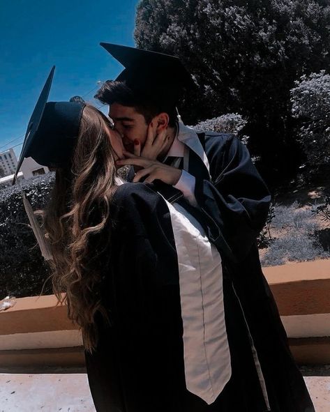 Graduation Couple Aesthetic, Graduacion Aesthetic, Couple Graduation Pictures, College Graduation Pictures Poses, College Graduation Photoshoot, Graduation Photography Poses, Breakup Picture, Graduation Picture Poses, Grad Photoshoot