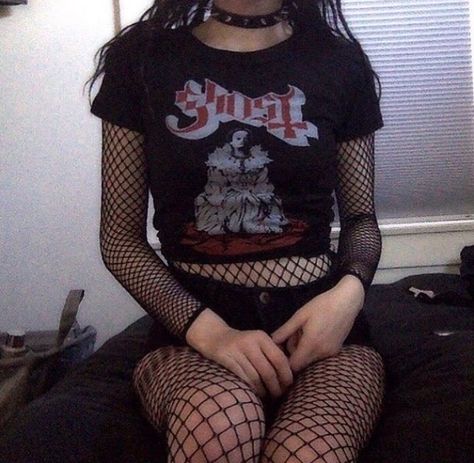 grunge outfit. fishnet tights, crop top. #goth #emo Fete Emo, Mode Harajuku, Goth Outfit, Fishnet Top, Mode Chanel, Hipster Grunge, Hipster Outfits, Grunge Look