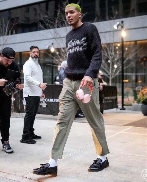 Loafers And Sweater Outfit, Concert Outfit Ideas Men Winter, Loafers Streetwear Men, Men Trainers Outfit, Street Classy Outfit Men, Jeremy Sochan Outfit, Black Loafers Men Outfit, Sweater Polo Outfits Men, Green Loafers Outfit