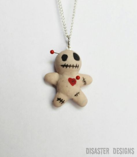 So cute Goth Clay Crafts, Clay Crafts Creepy, Ideas Con Porcelana Fria Faciles, Creepy Polymer Clay Ideas, Creepy Clay Art Diy, Creepy Clay Jewelry, Polymer Clay Horror, Polymer Clay Voodoo Doll, Polymer Clay Projects Diy