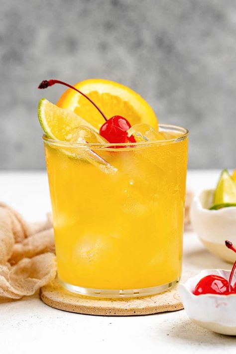 Applebee's White Peach Sangria - CopyKat Recipes Whisky Sour Recipe, Peach Sangria Recipes, Pina Colada Rum, Vodka Lemon, Vodka Sour, Whiskey Sour Recipe, Cocktail Fruit, Whisky Cocktail, Whisky Sour