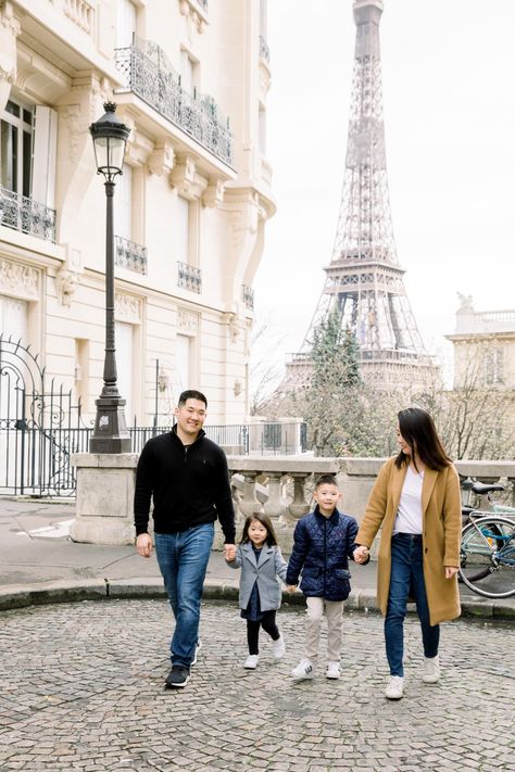 Paris Photoshoot Family, Family Paris Photography, Family Pictures In Paris, Family Photoshoot In Paris, Paris Family Photo Shoot, Eiffel Tower Picture Ideas, Eiffel Tower Pictures, Family Holiday Pictures, Paris Photoshoot