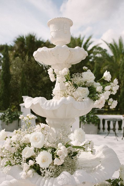 Weddings Decorations Elegant Romantic, Wedding Centerpieces Mason Jars, Wedding Alters, White Roses Wedding, Floral Wedding Cake, Dream Wedding Decorations, Wedding Details Photography, Flower Arrangements Simple, European Wedding