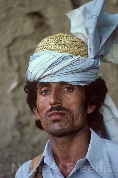 pathan | The Pathans of Punjab are originally Pashtun people who have settled in the Punjab region of Pakistan Pashtun Aesthetic, Pathan Culture, Man With Turban, Pashtun People, Cultural Aesthetic, Caucasian Race, Middle Eastern Clothing, Pakistani People, People Of Pakistan