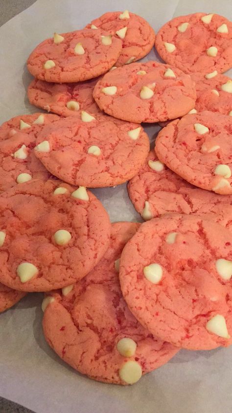 White chocolate chip strawberry cookies Pink White Chocolate Chip Cookies, Strawberry White Chocolate Chip Cookies, White Choc Chip Cookies, Strawberry Chocolate Chip Cookies, Pink Cookies, White Chocolate Chip, White Chocolate Chip Cookies, Strawberry Cookies, Choc Chip Cookies