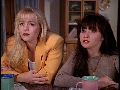 Brenda Walsh Kelly Taylor 90210 Kelly 90210, Shannen Doherty Charmed, 90210 Fashion, Blonde Aesthetic, Scene Aesthetic, Jennie Garth, Shannen Doherty, Yellow Blazer, Beverly Hills 90210