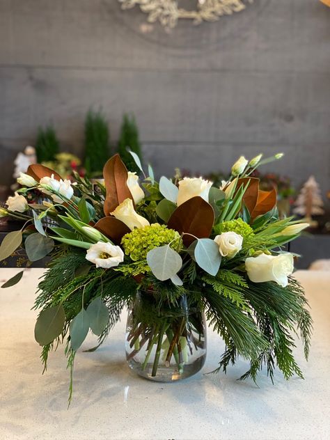 Holiday Flowers Arrangements, Winter Flower Centerpieces For Table, Modern Christmas Flower Arrangements, New Years Flower Arrangements, Christmas Table Flowers, January Flower Arrangements, Winter Floral Arrangements Home, Winter Floral Arrangements Centerpieces, Christmas Floral Centerpieces