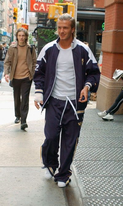 David Beckham¡¯s Style Evolution Is Something To Behold David Beckham 90s Style, Athlete Style, Man Sport Outfit, Casual Sport Outfits, David Beckham Aesthetic, David Beckham 2000s, David Beckham Style Y2k, Bend It Like Beckham Outfits, David Beckham Y2k