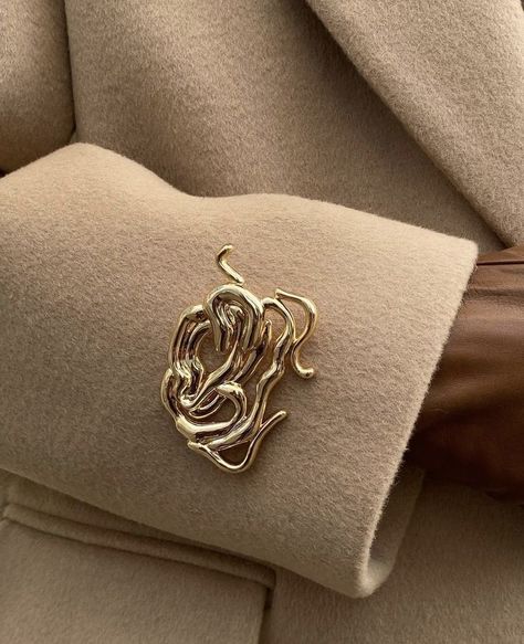 Broach Outfits, Broches Aesthetic, Brooch Outfit Ideas, Brooch Aesthetic, Jewelry Fashion Trends, Gold Brooches, Old Money Aesthetic, Jewelry Photography, Abayas Fashion