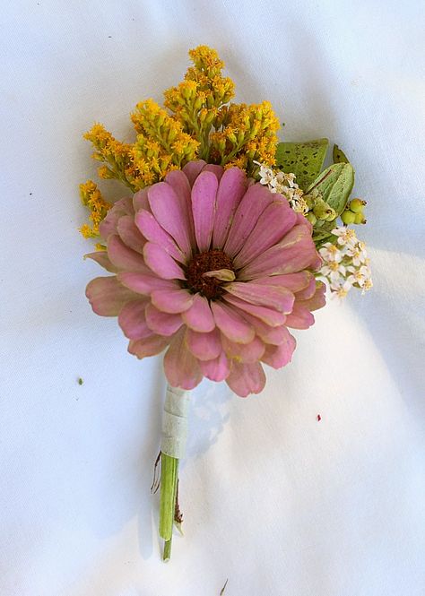 Marigold Boutonniere, Zinnia Boutonniere, Dahlia Corsage, Zinnia Wedding Flowers, Diy Boutonnieres, Unique Boutonniere, Wearable Flowers, Small Bridesmaid Bouquets, Diy Boutonniere