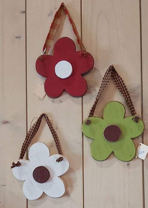 Wooden Spring Decor, Summer Wood Crafts, Spring Wood Crafts, Wood Art Diy, Cute Christmas Decorations, Door Signs Diy, Wood Craft Projects, Craft Booth Displays, Outdoor Crafts