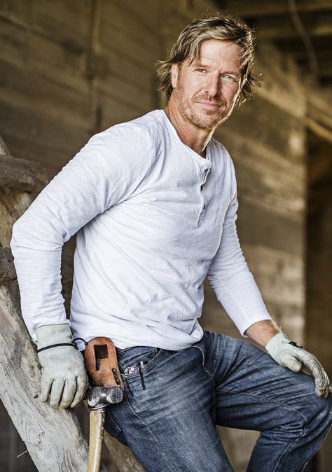 Meet the Sexiest Handymen Alive! Chip Gaines, Carter Oosterhouse and More Inside Celebrity Homes, Chip Gaines, Hgtv Star, Celebrity Homes, Chip And Joanna Gaines, Home Makeover, Joanna Gaines, Celebrity Houses, Home Tv