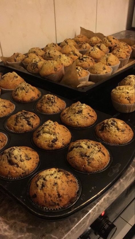 Fall Muffins Aesthetic, Aesthetic Food Chocolate, Aesthetic Food Baking, Muffin Recipes Aesthetic, Autumn Bakery Ideas, Chocolate Chip Muffins Aesthetic, Baking Aesthetic Muffins, Pumpkin Muffins Aesthetic, Chocolate Muffin Aesthetic