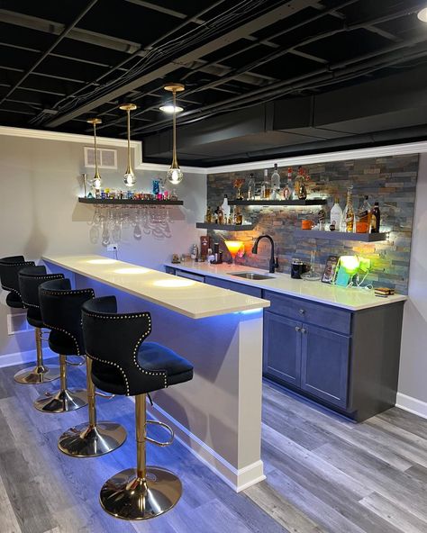 Small Basement Bar Ideas, Rustic Basement Bar, Basement Wet Bar, Open Living Room Design, Rustic Basement, Simple Home Decoration, Home Bar Rooms, Basement Bar Designs, Game Room Basement