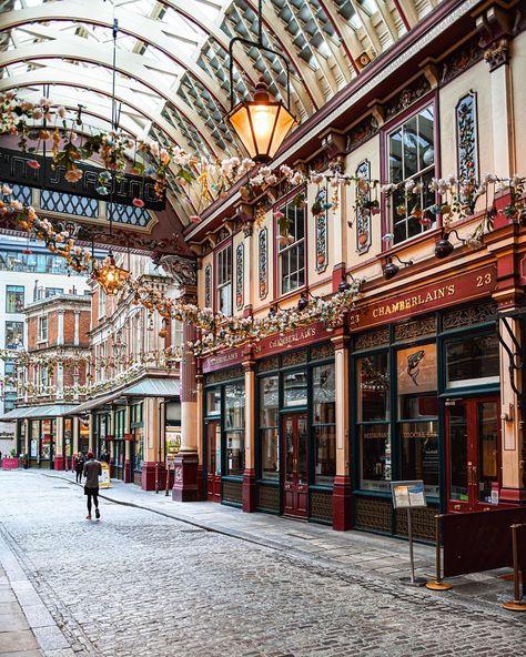 London Leadenhall Market, Leadenhall Market London, London Christmas Market, Europe Holiday, Western Men, Scotland Trip, London Boy, Europe Holidays, London Summer