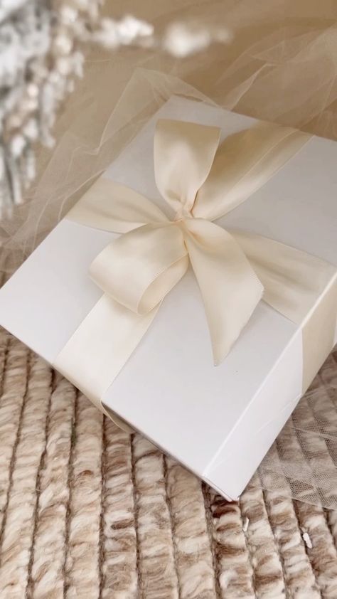 White Box Gift Wrapping, White Box With Ribbon, Wrapping Box With Ribbon, White Gift Box With Ribbon, White Gift Box Ideas, Box With Ribbon Packaging, White Wrapping Paper Christmas, Ribbon On Gift, Elegant Gift Wrapping Ideas