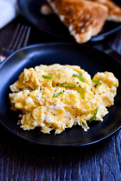 Gordon Ramsay's Perfectly Scrambled Eggs - Keat's Eats Gordon Ramsay Eggs, Gordon Ramsay Scrambled Eggs, Perfect Scrambled Eggs, Gordon Ramsey Recipes, Best Egg Recipes, Healthy Egg Recipes, Gordon Ramsay Recipe, Fluffy Scrambled Eggs, Scrambled Eggs Recipe