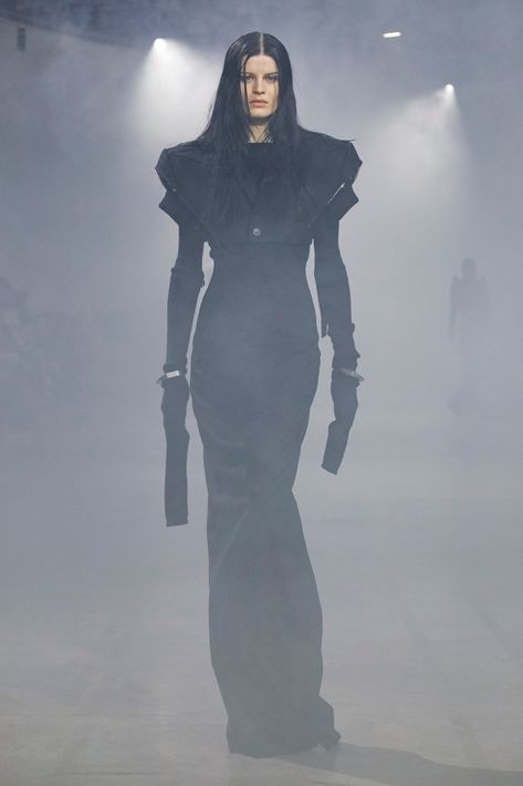 Rick Owens AW22 was a masterclass in transcendental fashion - i-D Rick Owens Fashion, Rick Owens Dress, Ready To Wear Fashion Show, Rick Owens Menswear, Paris Fashion Week Runway, Ready To Wear Fashion, Model Looks, Show Collection, Taffeta Dress