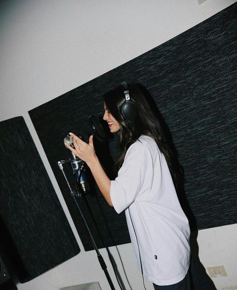 Singing Classes, Studio Photoshoot Ideas, Woman Singing, Girl With Headphones, Recording Studio Home, Music Studio Room, Career Vision Board, Clothing Studio, Dream Music