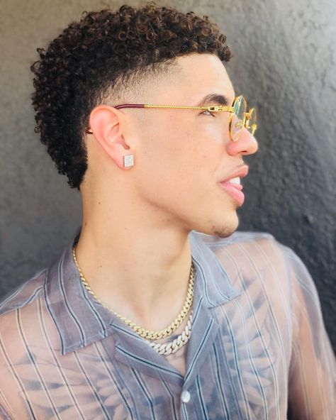 LaMelo Ball on Instagram: “i tried to pay attention but attention paid me 🥵” Taper Fade Curly Hair, Short Hair For Boys, Afro Fade, Black Hair Cuts, Curly Hair Fade, Men Haircut Curly Hair, Black Men Haircuts, Hairstyle Names, Tapered Haircut