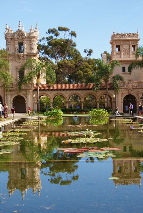 Mexican Castle, Spanish Castle, College Architecture, Mexican Hacienda, Khon Kaen, Japan Architecture, Castle Aesthetic, Dream Mansion, Luxury Living Room Design