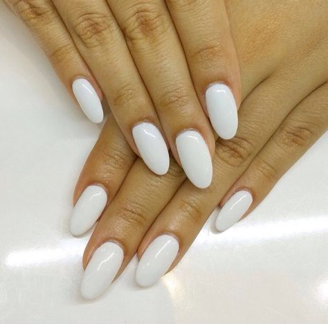 Simplicity matters White Oval Nails, Ariana Grande Nails, Oval Acrylic Nails, Nail Party, Winter Nails Gel, Light Nails, Winter Nails Acrylic, White Acrylic Nails, Almond Acrylic Nails