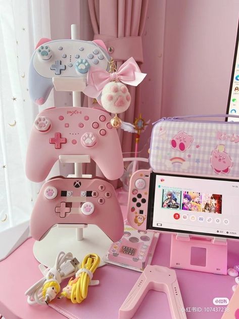 Cute Key Caps, Kawaii Desktop, Kawaii Room Ideas, Gaming Desk Setup, Pink Games, Kawaii Games, Gamer Setup, Gamer Room Decor, Video Game Room Design