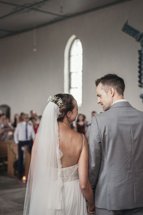 Shy Couple Wedding Poses, Wedding Poses For Shy Couple, Shy Couple, Read People, Different Types Of People, Emotional Wedding, Let's Get Married, Introverted, Types Of People