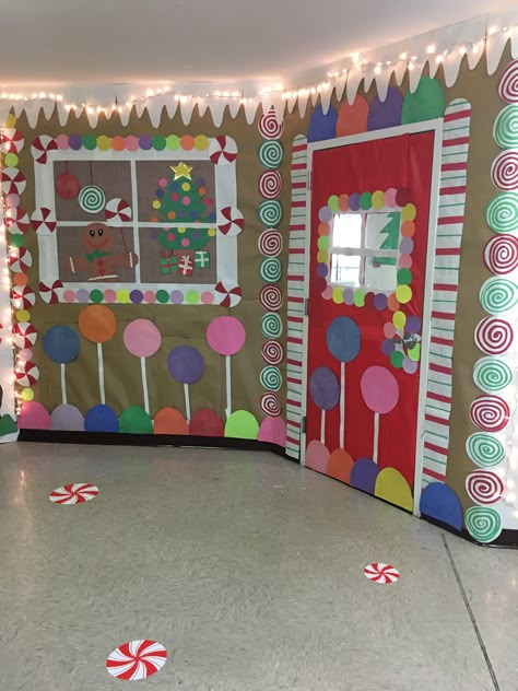 Ginger bread school room door Christmas Cubicle Decorations, Christmas Hallway, Candy Land Decorations, Christmas Door Decorating Contest, Christmas Classroom Door, Office Candy, School Door Decorations, Door Decorating Contest, Christmas Bulletin