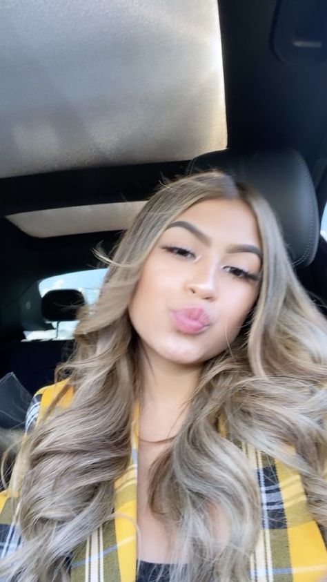 Hairstyles For Mexicans, Mexican With Blonde Hair, Desire Montoya, Blonde Dimensional Hair, Desiree Montoya, Snapchat Pics, Mexican Hairstyles, Perfect Blonde Hair, Latina Hair