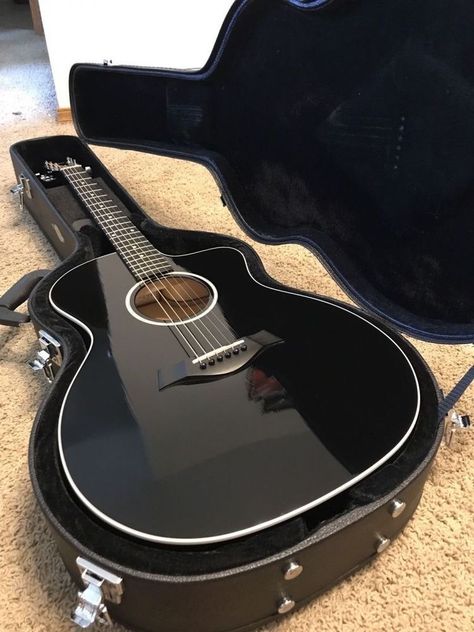 Cool Acoustic Guitars, Gitar Vintage, Black Acoustic Guitar, Acoustic Guitar Photography, Black Guitar, Guitar Photos, Guitar Obsession, Guitar Photography, Cool Electric Guitars