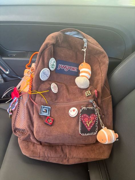 Mini Backpack With Pins, Brown Corduroy Backpack, Backpack Personalization Diy, Cute Backpack Accessories, Backpack With Pins And Patches, Bag Patches Aesthetic, Backpack Aesthetic Pins, Backpacks With Pins, Backpacks With Patches