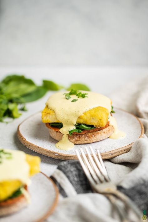 Vegan Eggs Benedict with Homemade Hollandaise Homemade Hollandaise Sauce, Vegan Brunch Recipes, Eggs Benedict Recipe, Egg Benedict, Vegan Cinnamon Rolls, Mexican Breakfast Recipes, Fancy Dishes, Rustic Recipes, Vegan Brunch