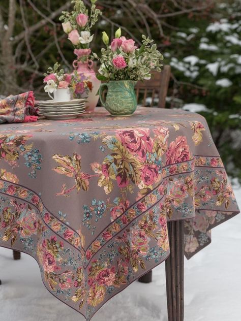 Room Assessories, Kitchen Table Cloth Ideas, Table Cloth Ideas, Kitchen Table Cloth, Shabby Chic Decorating, Cloth Ideas, Kitchen Tablecloths, April Cornell, Beautiful Table Settings