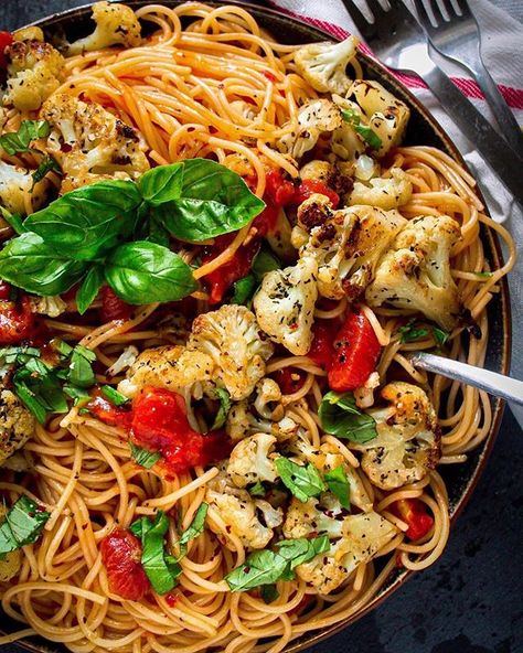 one pot pasta with roasted cauliflower Cauliflower Spaghetti, Protein Calculator, Mediterranean Cookbook, Pizza Vegana, One Pot Spaghetti, One Pot Dishes, Vegan Bowls, Vegan Pizza, Batch Cooking