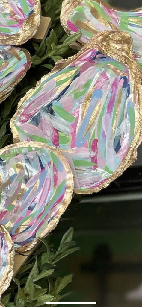 Oyster Shell Flamingo, Decorative Oyster Shells, Oyster Shell Decor, Painting Oyster Shells, Decorated Oyster Shells, Painted Clam Shells, Sea Shell Christmas Ornaments Diy, Oyster Shell Painting, Oyster Shell Crafts Diy How To Make