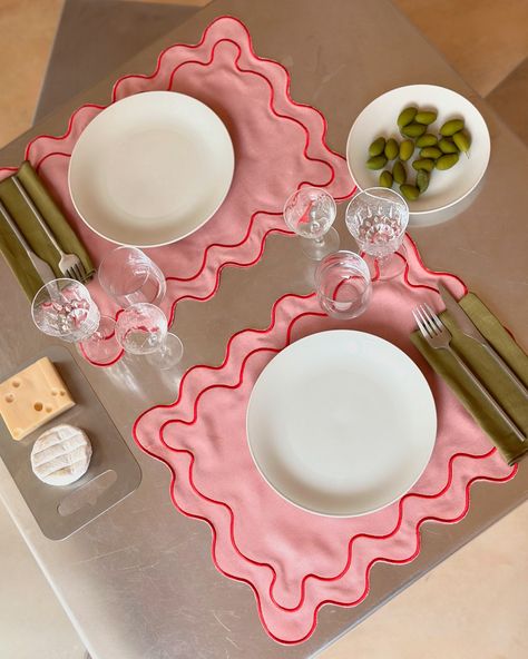 Christmas Dinner Table Decor Ideas, Pink And Green Christmas Table, Wavy Placemats, Aesthetic Homeware, Homemade Placemats, Place Mats Ideas, Red Pink Christmas, Pink Table Decorations, Green Table Settings