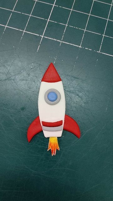 Rocket Fondant, Rocket Cake Topper, Rocket Cake, Baking Cake, Chocolate Baking, Cake Art, Cake Topper, Rocket, Cake Toppers