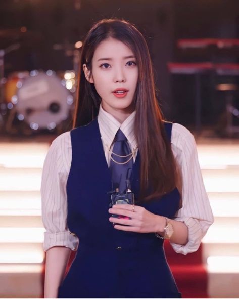 Women With Ties, Women In Tie, Grad Outfits, Woman In Suit, Neat Casual Outfits, Black Dresses Classy, Iu Fashion, Woman Suit Fashion, Korean Girl Fashion