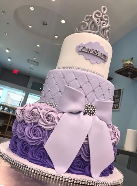 Birthday Cake Quinceañera, Purple Xv Cake, 16th Birthday Purple Dress, Purple And White Sweet 16 Cake, Purple Themed Cake Ideas, Lavender And Rose Gold Party Decor, Sweet Sixteen Cakes Purple, 15 Birthday Cake Purple, Purple Theme Wedding Cake