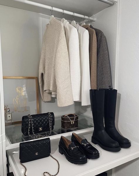 Minimal Closet Aesthetic, Old Money Style Capsule Wardrobe, New Wardrobe Aesthetic Vision Board, Old Money Walk In Closet, Capsule Wardrobe Old Money Style, Old Money Closet, Old Money Wardrobe Essentials, Old Money Capsule Wardrobe, Minimal Closet