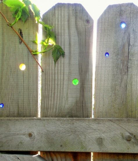 Fence Marbles Garden Art, Marbles In Fence, Upcycle Chain Link Fence, Artsy Fence Ideas, Fence Out Of Recycled Materials, Marble Fence, Garden Fence Decoration, Backyard Fence Decor, Patio Lanterns