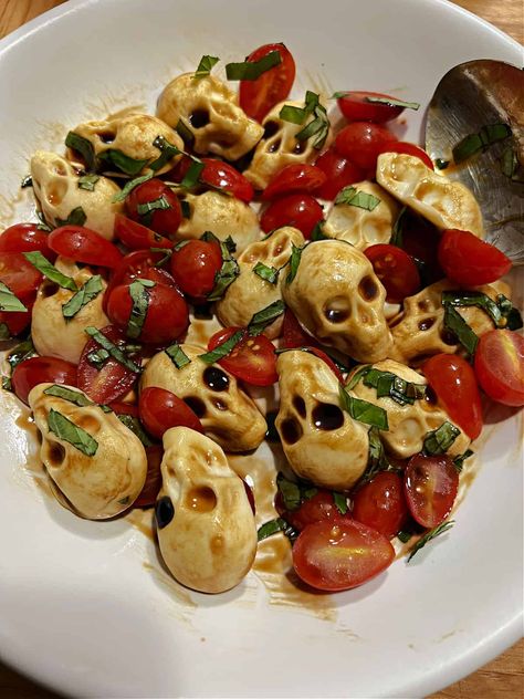 Caprese salad with skull shaped mozzarella. Halloween Caprese, Appetizer Skewers, Caprese Appetizer, Mozzarella Caprese, Halloween Buffet, Halloween Party Appetizers, Skewer Appetizers, Halloween Food Appetizers, Caprese Skewers