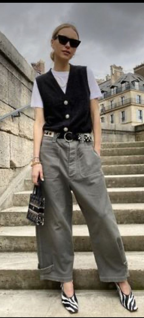 Gilet Outfit, Waistcoat Outfit, Vest Outfits For Women, Pernille Teisbaek, Dark Academia Fashion, Academia Fashion, Looks Street Style, Vest Outfits, Mode Inspo