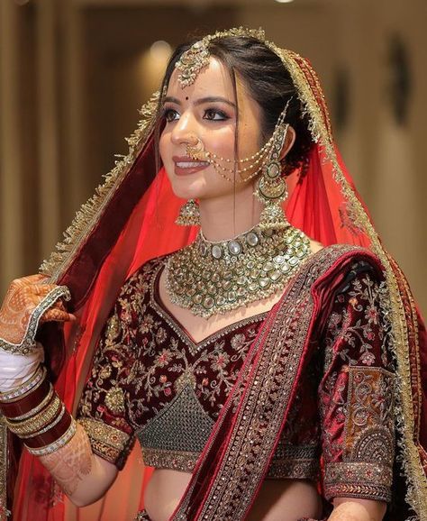 Bridal Lehenga Poses, Bridal Lehenga Hairstyle, Simple Engagement Makeup Look, Indian Bridal Hairstyles Wedding, Shadi Makeup, Wedding Nath, Bridal List, Lehenga Simple, Bride Fashion Photography