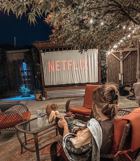 Home Movie Theater Ideas, Backyard Movie Screen, Backyard Landscapes, Outdoor Patio Ideas Backyards, Outdoor Movie Theater, Backyard Movie Nights, Ideas Decoracion, Backyard Buildings, Backyard Movie