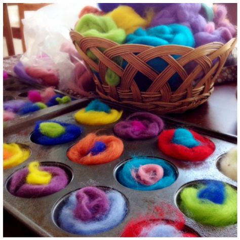 Waldorf Mothers Day Crafts, Waldorf Spring Crafts, Waldorf Activities, Waldorf Spring, Felt Spring, Felted Flowers, Waldorf Crafts, Needle Felting Diy, Wet Felting Projects